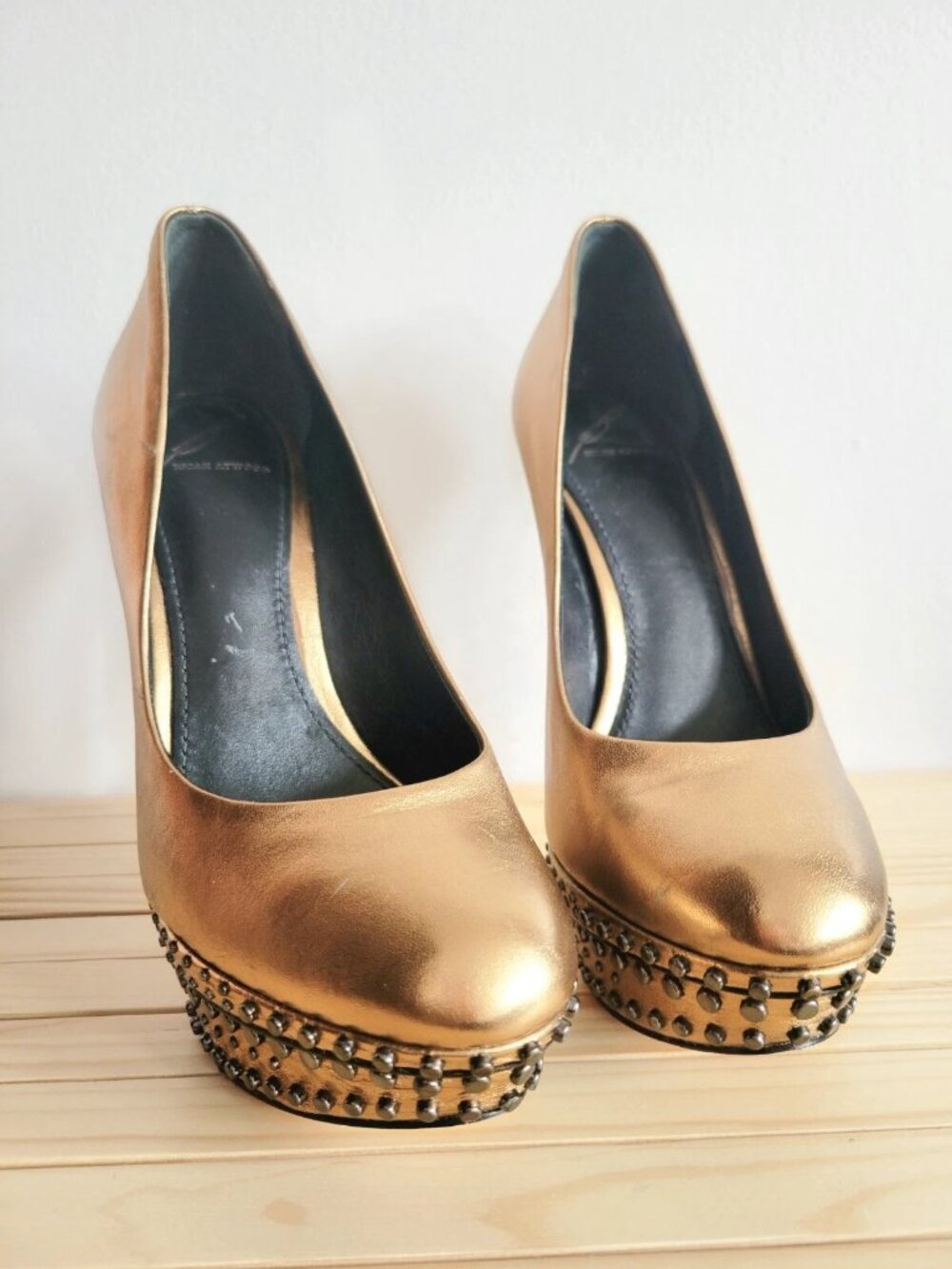 Brian Atwood Finvarra Italian Leather Gold Metallic Stud Platform Pumps sz 6-6.5 - Picture 4 of 7